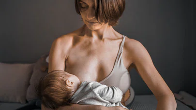 İlk altı ay yalnızca anne sütü bebek için tamamen yeterlidir