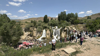 Van’daki Muradiye Şelalesi bayramda turist akınına uğradı