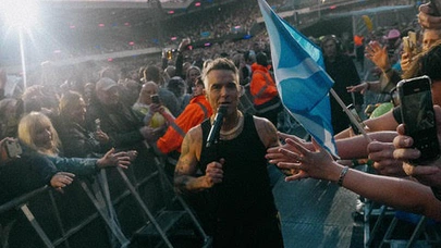 Robbie Williams ilk kez Türkiye’de sahneye çıkacak!