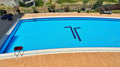 Akülü araçla gezen çocuk havuza düştü, ağır yaralandı