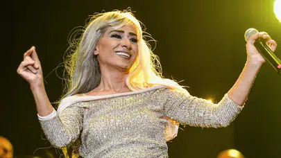 Yıldız Tilbe, Konserde Peruğunu Çıkarıp Halay Mendili Gibi Salladı