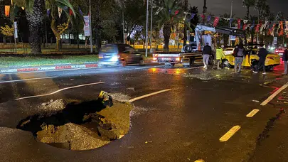 Kuvvetli Sağanak İstanbul'u Vurdu: Vatan Caddesi'nde Yol Çöktü