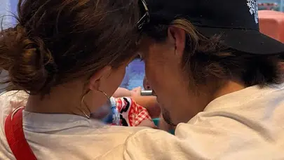 Millie Bobby Brown, Evlat Edindiği Kızıyla İlk Fotoğrafını Paylaştı