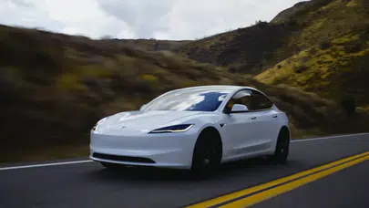 Tesla, Model 3 ve Model Y'nin Daha Sade ve Uygun Fiyatlı Versiyonlarını Tanıttı
