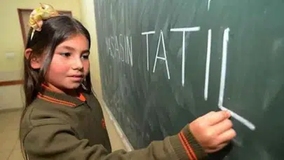 Ara Tatiller Kalkıyor mu? Bakan Yusuf Tekin'den Dikkat Çeken Açıklama: Zorunlu Eğitim Süresi de Gündemde