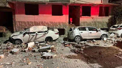 Zeytinburnu’nda Kabus Gibi Gece: Beton Parçaları Araçları Hasara Uğrattı