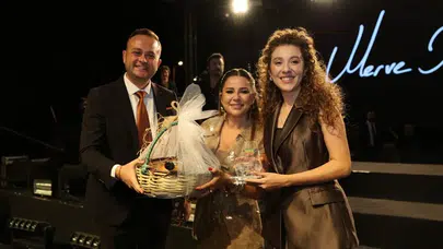 Çivril Uluslararası Elma Festivalinde Merve Özbey Rüzgarı Esti