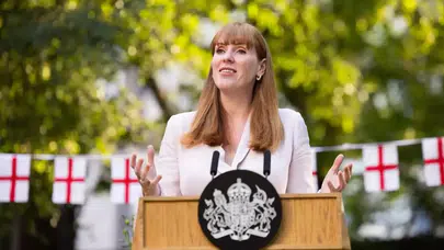 İngiltere Başbakan Yardımcısı Angela Rayner, Vergi Sorunları Nedeniyle İstifa Etti