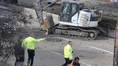 Ankara'da Facianın Eşiğinden Dönüldü: Tırdaki Kepçe Köprüye Takılarak Yola Düştü