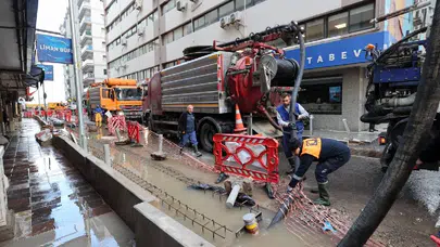 İzmir Büyükşehir Belediyesi, Kuvvetli Yağış Sonrası 412 İş Makinesi ve 1365 Personel ile Sahada