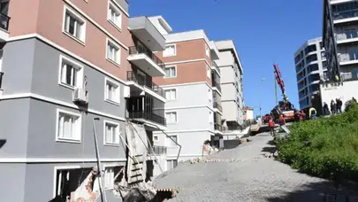 İzmir Menemen'de Yağış Sonrası İstitat Duvarı Çöktü, İki Bina ve Altı Araç Hasar Gördü