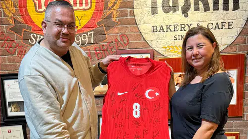 Türk futbolunun simgesi: Arda Güler’in imzaladığı forma, Türk-Amerikan dayanışmasını güçlendiriyor.