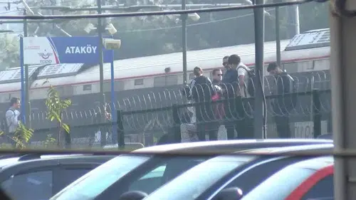 İstanbul'da Trene Binerken Ayağı Sıkışan Yolcu Hastaneye Kaldırıldı