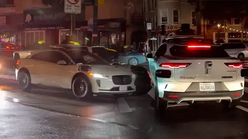 San Francisco'da Elektrik Kesintisi ve Sürücüsüz Araçların Trafiği Kilitlemesi