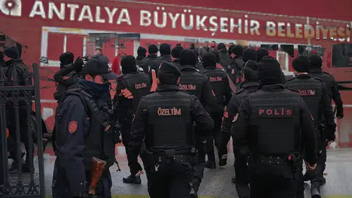 Antalya Büyükşehir Belediyesi'nde Yolsuzluk Operasyonu: 15 Gözaltı