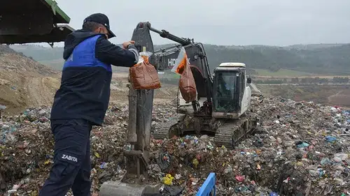 Tarsus'ta Zabıta Ekipleri Sağlıksız Gıda Ürünlerini İmha Etti