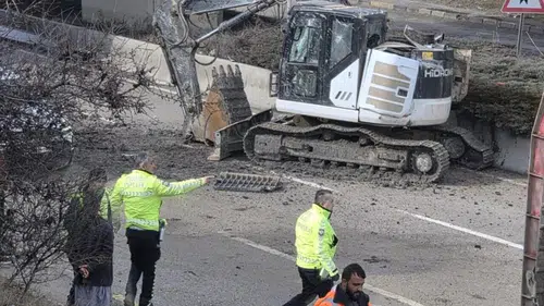 Ankara'da Facianın Eşiğinden Dönüldü: Tırdaki Kepçe Köprüye Takılarak Yola Düştü