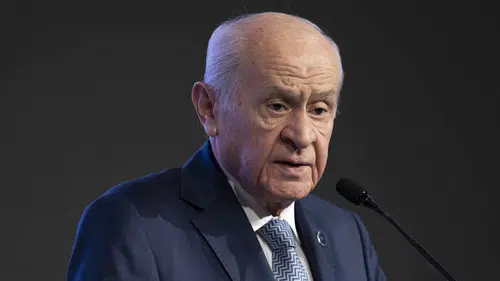 Bahçeli'den Türk Bayrağının İndirilmesine Sert Tepki