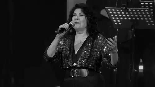 Bir Dönemin Efsanesi: Dünyaca Ünlü Şarkıcı Hayatını Kaybetti