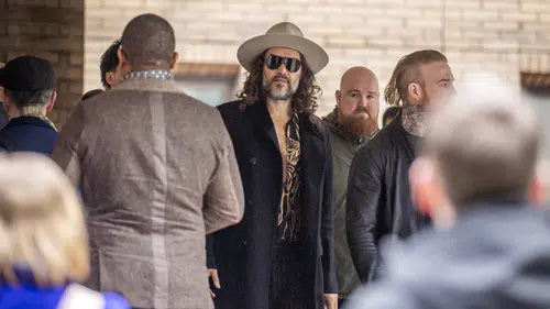 Russell Brand, Tecavüz İddialarıyla Londra'da Hakim Karşısında