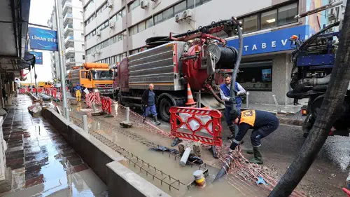 İzmir Büyükşehir Belediyesi, Kuvvetli Yağış Sonrası 412 İş Makinesi ve 1365 Personel ile Sahada