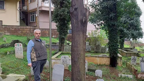 Hüseyin Avni Aker’in Kabri Başında Bayrak Dalgalanıyor: Vefa Duygusu Nasıl Gelişiyor?