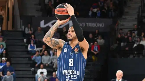 Anadolu Efes, Virtus Bologna'yı 91-60 Mağlup Ederek Üst Üste Üçüncü Galibiyetini Aldı mı?
