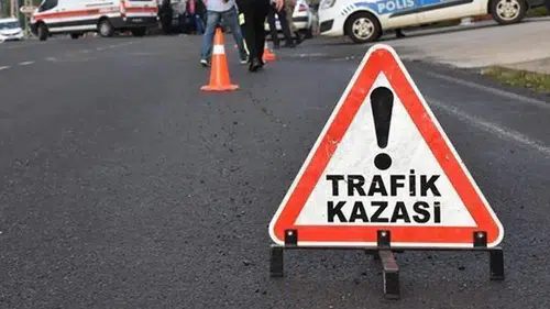 İzmir'de Motosiklet ve Otomobil Çarpışması: 1 Kişi Hayatını Kaybetti, 2 Kişi Yaralandı