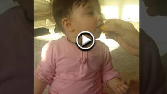 Annesi yanında olmayan bebeğe işkence!