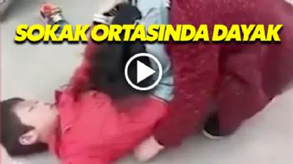 Sokak Ortasında Annesini Döven Çocuk...