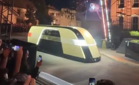 Tesla'nın Yeni Otonom Minibüsü Robovan Tanıtıldı