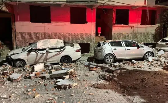 Zeytinburnu’nda Kabus Gibi Gece: Beton Parçaları Araçları Hasara Uğrattı