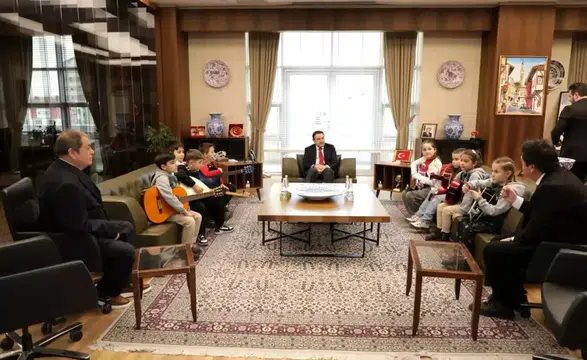 Kütahya Valisi Musa Işın, Halk Eğitim Merkezi Müzik Topluluğu Öğrencilerini Kabul Etti