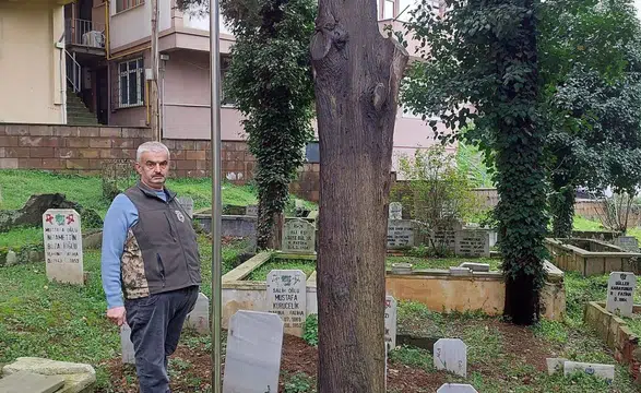 Hüseyin Avni Aker’in Kabri Başında Bayrak Dalgalanıyor: Vefa Duygusu Nasıl Gelişiyor?