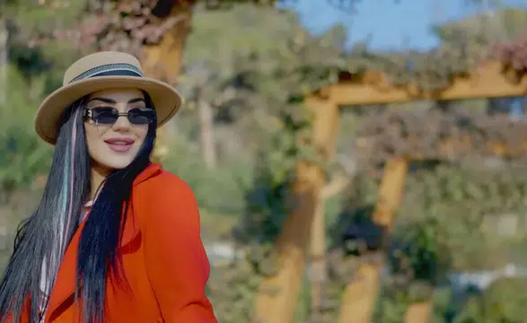 Naz Dej Kimdir? Müzik Kariyeri, Yaşı, Nereli Olduğu ve Özel Hayatı Hakkında Bilgiler