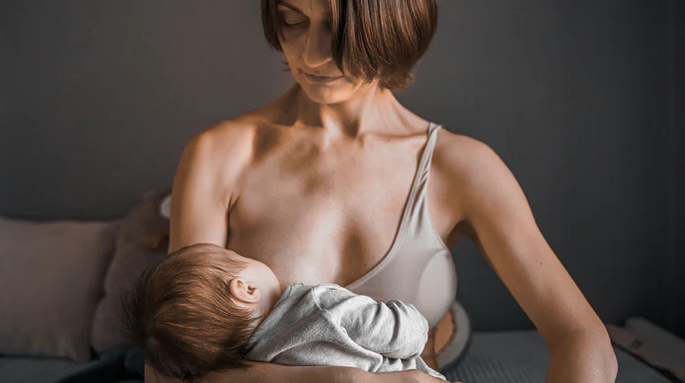 İlk altı ay yalnızca anne sütü bebek için tamamen yeterlidir