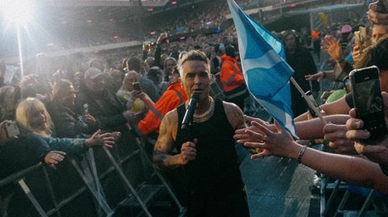 Robbie Williams ilk kez Türkiye’de sahneye çıkacak!