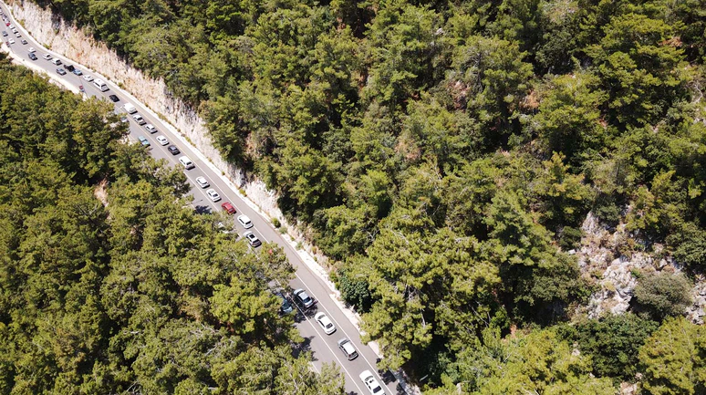 Akyaka'ya ulaşmak trafik nedeniyle saatler sürdü!