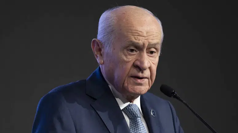 Bahçeli'den Türk Bayrağının İndirilmesine Sert Tepki