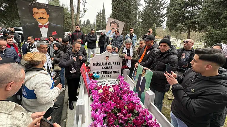 Müslüm Gürses'in Ölümünün 13. Yılında Japonya'dan Gelen Hayranlarıyla Anma Töreni Düzenlendi