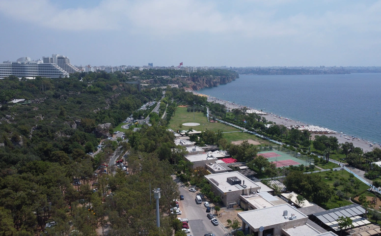 Antalya'da nem yüzde 81'e ulaştı, sahiller doldu