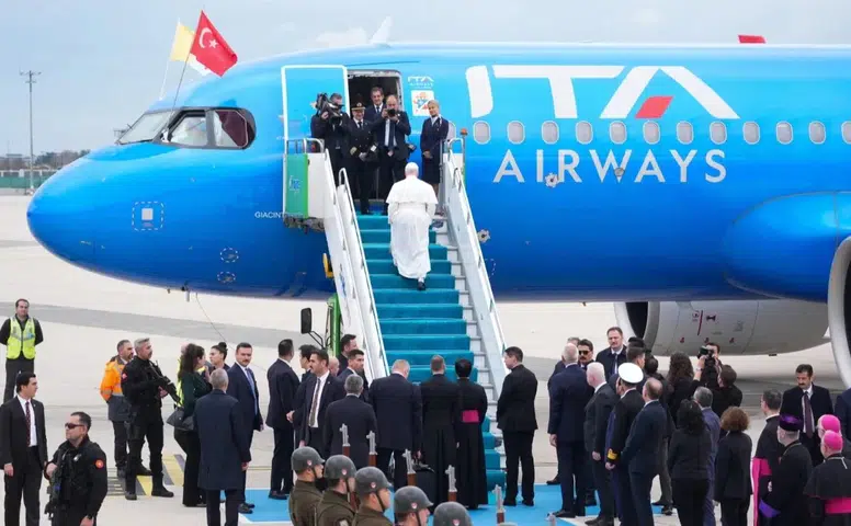 Türkiye'den Bir Papa Geçti