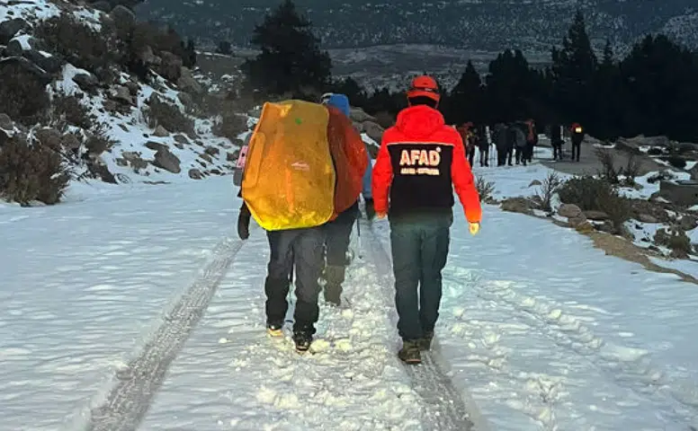 Antalya'da Fırtına Nedeniyle Mahsur Kalan 24 Kişi Kurtarıldı