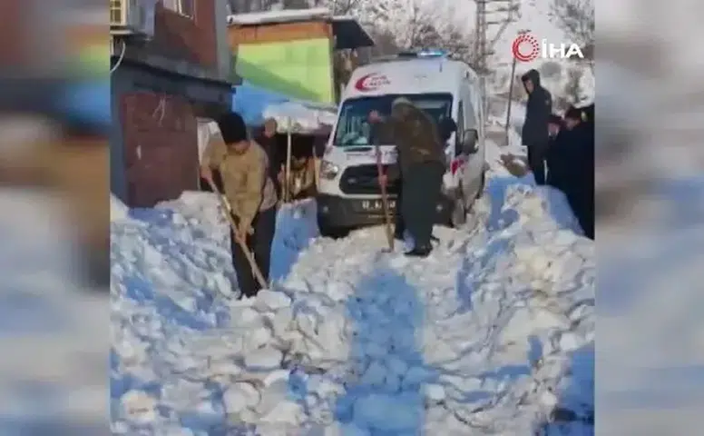 Ambulans Hastaya Ulaşsın Diye Vatandaşlar Küreklerle Seferber Oldu