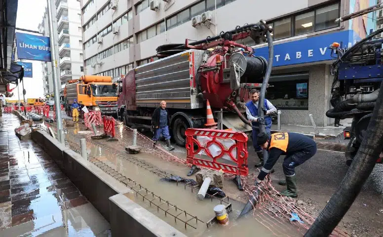 İzmir Büyükşehir Belediyesi, Kuvvetli Yağış Sonrası 412 İş Makinesi ve 1365 Personel ile Sahada