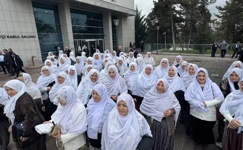 Erdoğan'ın Davetiyle TBMM'ye Gelen Zeynep Akgün ve Kadınlar Dikkat Çekti