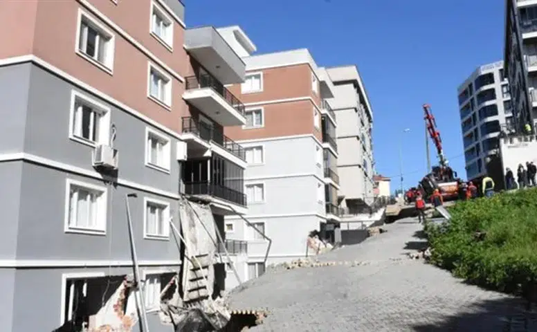 İzmir Menemen'de Yağış Sonrası İstitat Duvarı Çöktü, İki Bina ve Altı Araç Hasar Gördü