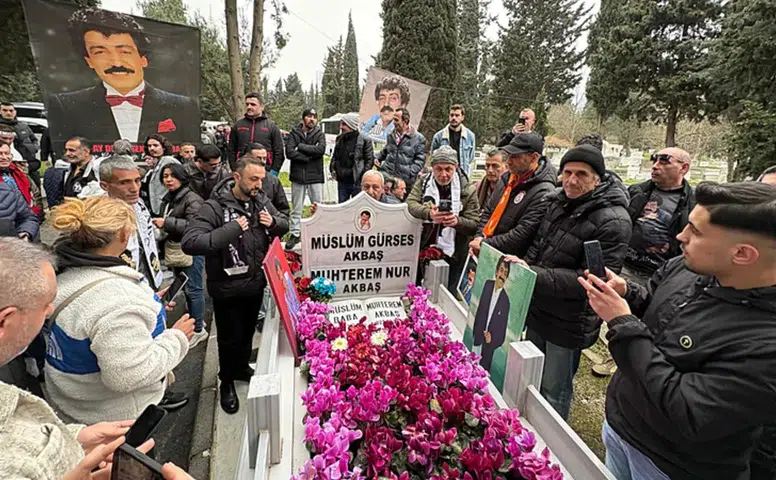 Müslüm Gürses'in Ölümünün 13. Yılında Japonya'dan Gelen Hayranlarıyla Anma Töreni Düzenlendi