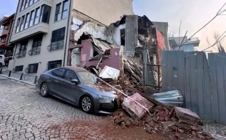 Beşiktaş'ta Metruk Bina Park Halindeki Aracın Üzerine Neden Çöktü?