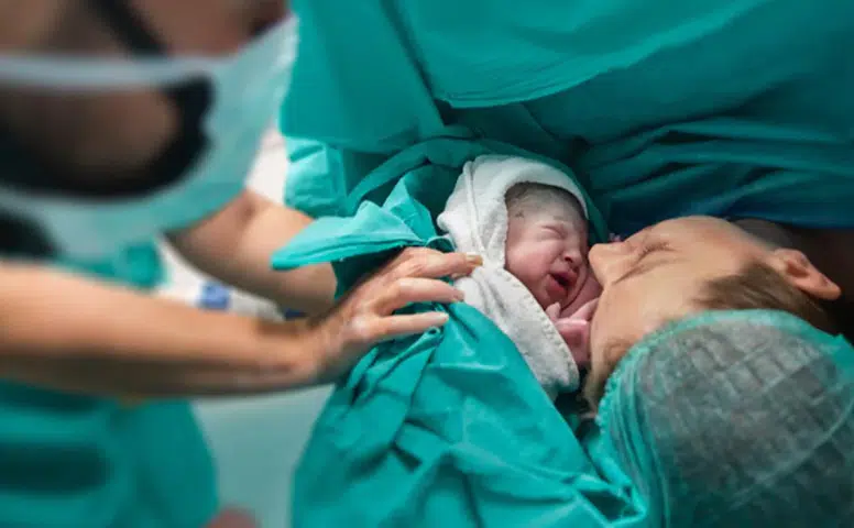 Oxford'da Ebe Panikleyince Baba Kendi Bebeğini Doğurdu Mu?